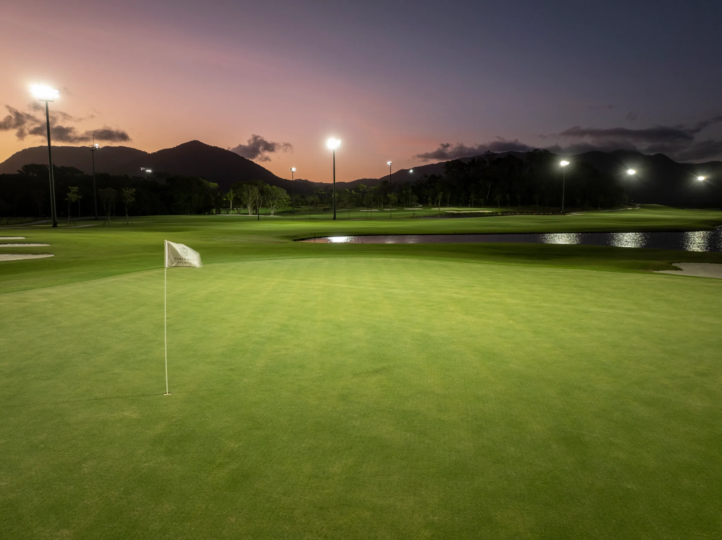 Porto Belo Golf: nove buracos iluminados, assinados por erik larsen.