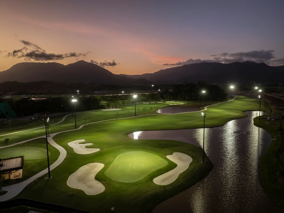 Campo de golfe do ALL Resort iluminado à noite