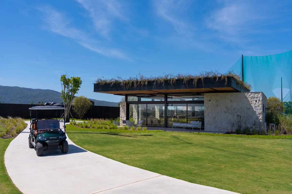 Fachada do Golf Point com carrinho de golfe na frente