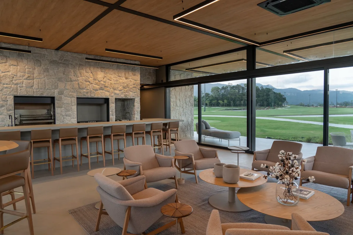 Interior do Golf Point, com bar e lounge de frente para o campo