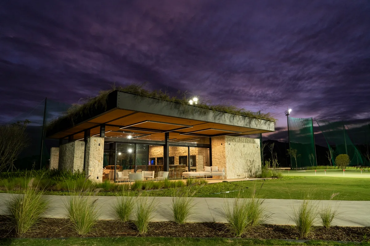 Golf Point iluminado à noite