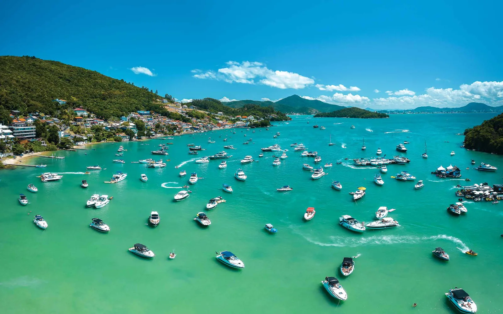 Barcos ancorados na Praia do Caixa d'Aço, em Porto Belo