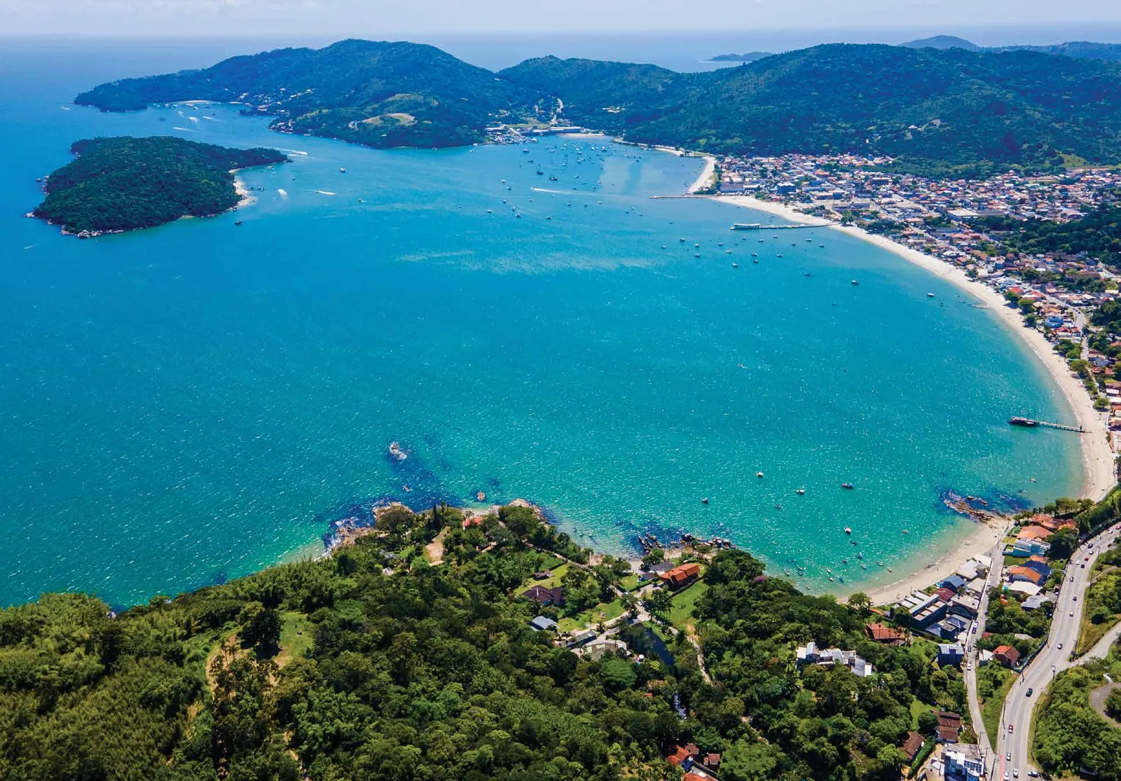 Vista aérea da enseada de Porto Belo, com a Ilha de Porto Belo e o mar verde da Costa Esmeralda